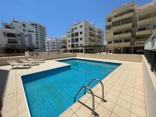 拉纳卡Chloris 3- Bedroom Apartment W/Pool in Larnaca的建筑物屋顶上的游泳池