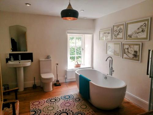 GwynfeBryn Capel, Gwynfe的带浴缸、卫生间和盥洗盆的浴室