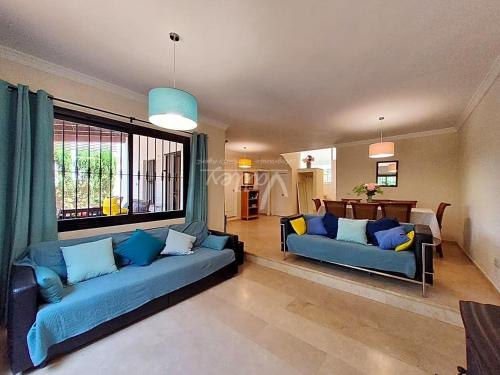 索托格兰德Casa Sotomar的客厅配有2张蓝色的沙发和窗户
