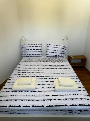 波利斯Spitaki的一张带两个枕头的白色床