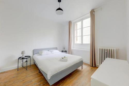 里昂Le White Cozy - Lyon - Croix Rousse的白色的卧室设有床和窗户