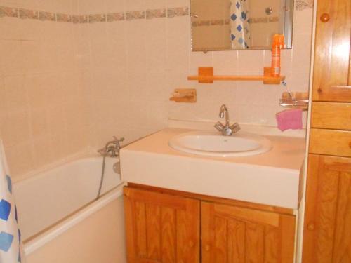 布科·莱斯白老城Appartement Vieux-Boucau-les-Bains, 2 pièces, 5 personnes - FR-1-379-24的浴室配有盥洗盆和浴缸。
