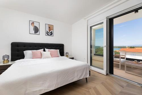 科里米诺Villa Terra Bianca的一间卧室设有一张大床和一个大窗户