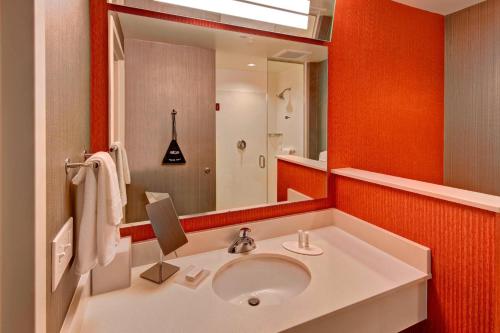 韦斯特伯里韦斯特伯里长岛万怡酒店的一间带水槽和大镜子的浴室