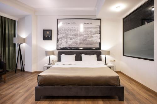 第比利斯纳里卡拉城堡酒店的卧室配有一张床,墙上挂着一张大海报