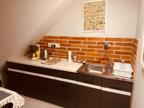 SényeFonfa Liget的厨房设有水槽和砖墙