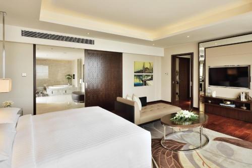 科钦科钦万豪酒店的一间卧室设有一张床和一间客厅。