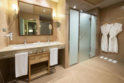 厄尔巴阿尔梅里亚商务会议酒店的一间浴室