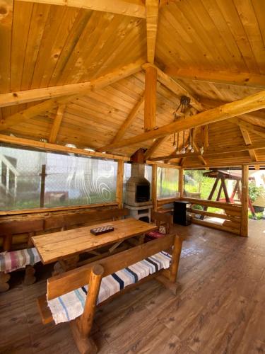 马拉亚Mountain escape in Carpathian的大型木制客房设有桌子和壁炉