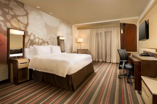 格雷普韦恩达拉斯-沃斯堡机场北/格雷普韦恩万怡酒店的配有一张床和一张书桌的酒店客房
