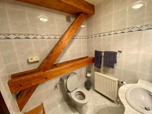 莫尔比耶Gîte 4 personnes - Pleine nature的一间带卫生间和水槽的浴室