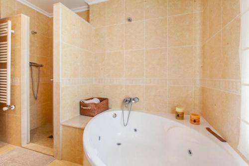 瓦伦西亚Casa en Valencia, cerca de golf, playas, moto Gp的设有带浴缸和淋浴的浴室。