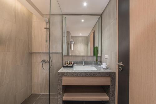 宿务Seda Central Bloc Cebu的一间带水槽和淋浴的浴室