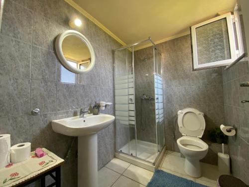 沃丽曼村Bossanovolima studios的浴室配有卫生间、盥洗盆和淋浴。