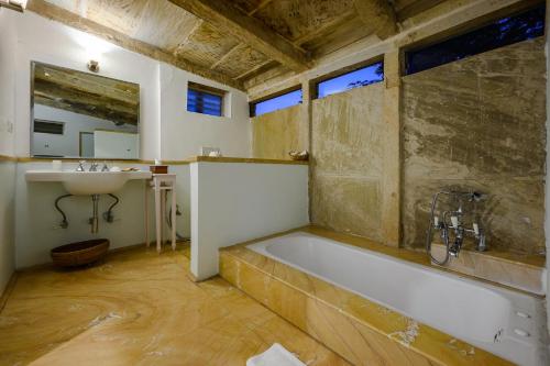 瓜廖尔尼姆拉纳斯 - 迪奥巴格酒店的带浴缸和盥洗盆的浴室