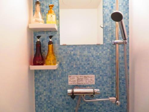 名户Ao-Ao-Hotel - Vacation STAY 32070v的一间墙上装有瓶子的淋浴的浴室