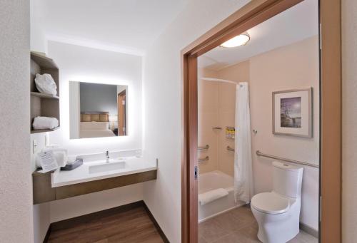 巴尔的摩Candlewood Suites Baltimore - Inner Harbor, an IHG Hotel的浴室配有卫生间、盥洗盆和浴缸。