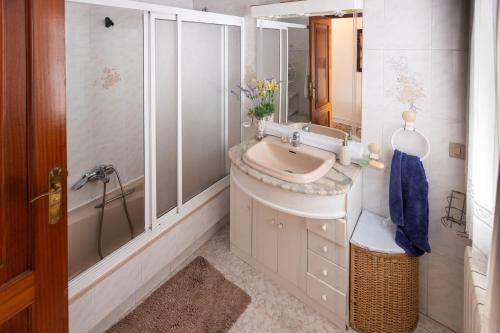 里瓦达维亚Casa Juliana的一间带水槽、淋浴和镜子的浴室