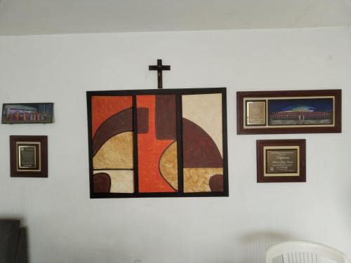 科尔多瓦Casa CODHE - Sebastián Galicia Carrera的挂在墙上的十字架上,上面有框图