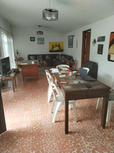 科尔多瓦Casa CODHE - Sebastián Galicia Carrera的客厅配有木桌和椅子