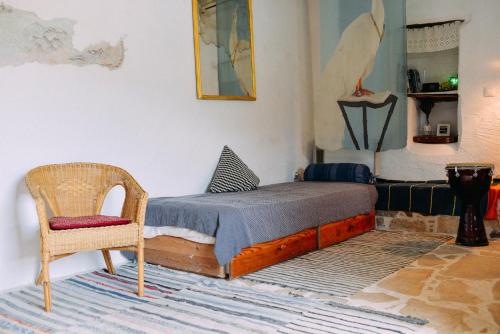 KousésStudio with Character的一间小卧室,配有一张床和一把椅子