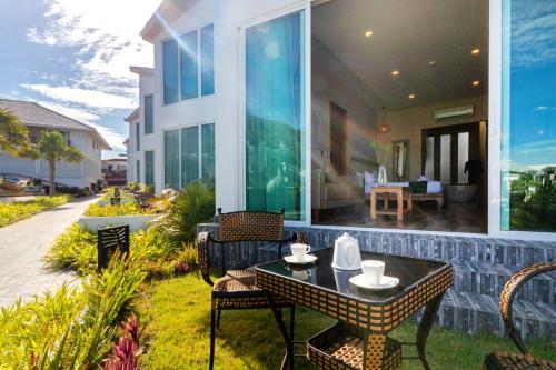 哈林海滩Vannee Golden Sands Beachfront Resort的房屋设有带桌椅的庭院