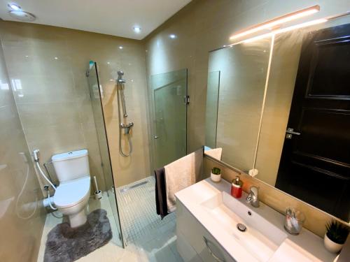 卡萨布兰卡Cosy and greeny flat near oasis train and tramway的浴室配有卫生间、淋浴和盥洗盆。