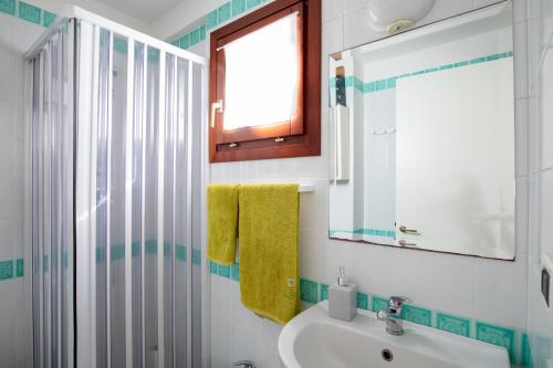 奥尔比亚Casa Olbiamare by Wonderful Italy的一间带水槽和镜子的浴室