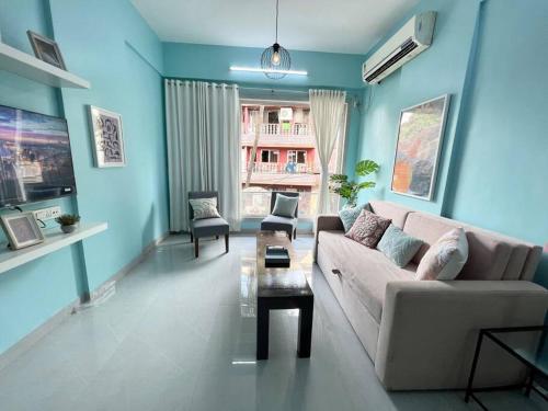 孟买Angel Views 101, Chapel Road, Bandra West by Connekt Homes的客厅配有沙发和桌子