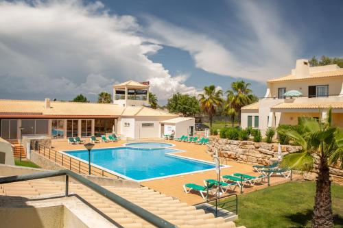 阿尔布费拉Glenridge Resort By Albufeira Rental的一座带游泳池和房子的别墅