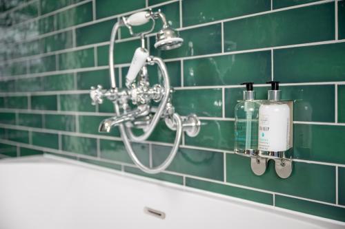 布里斯托The Royal Inn by Chef & Brewer Collection的绿色瓷砖浴室设有淋浴和水槽