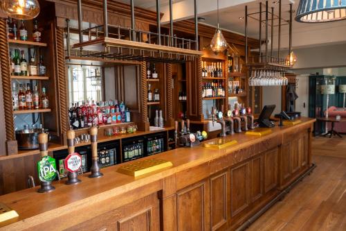 布里斯托The Royal Inn by Chef & Brewer Collection的酒吧设有装有酒精饮料的木柜台