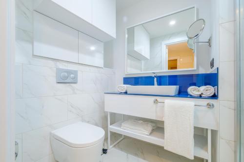 巴统Orbi City Hotel Official D Block的一间带卫生间、水槽和镜子的浴室