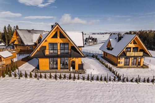 扎布Domek Panorama z Jacuzzi的雪中房屋的空中景观