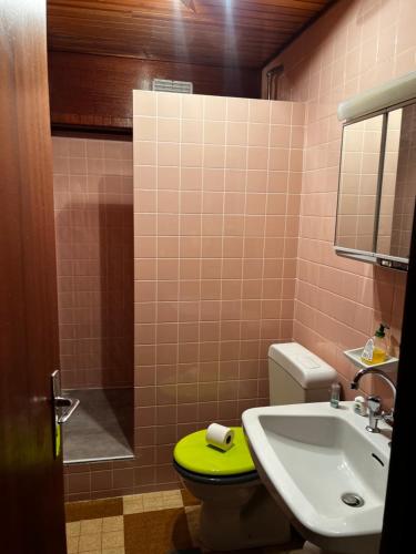 谷雪维尔l'montagne 1650的浴室设有水槽和带黄色凳子的卫生间