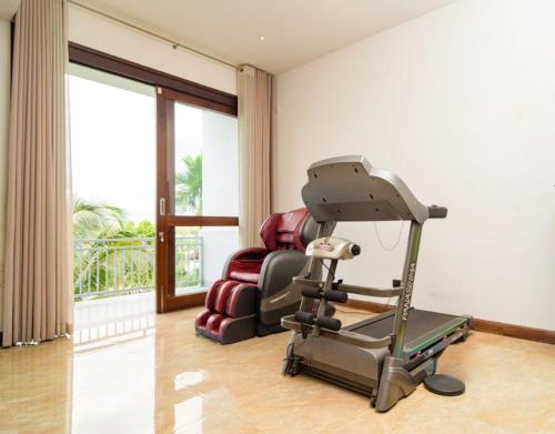 康提Royal Retreat Kandy的健身房,配有跑步机和椅子