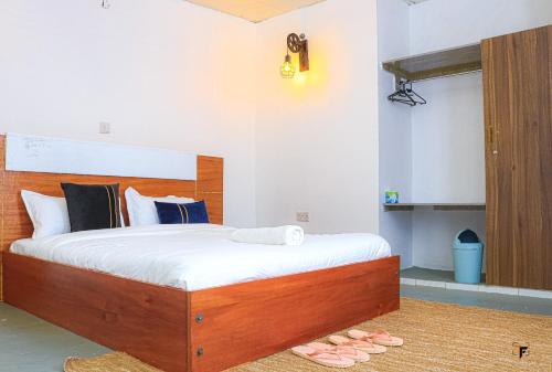 奈瓦沙Lakewalk Cabin的一间卧室配有带白色床单和枕头的床。
