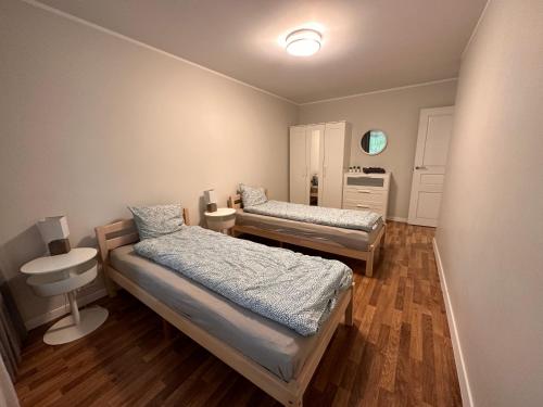 斯伽尔达Modern city center apartment的客房设有两张床和水槽。