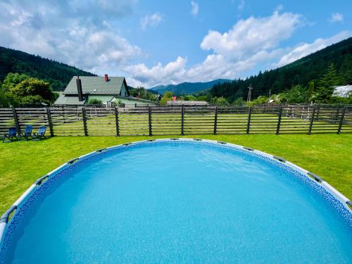 塔塔里夫Svitlana的围栏旁的一块大蓝色泳池