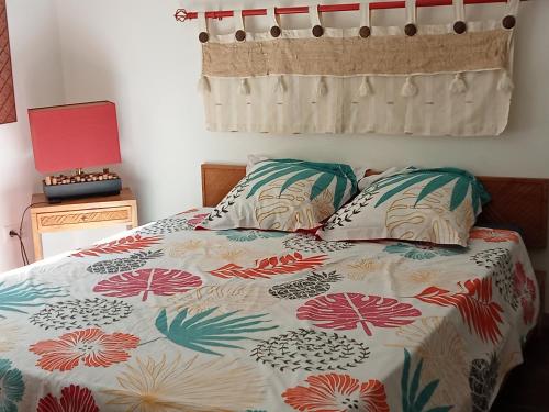 圣马克西姆Villa La Croisette的一间卧室配有一张床和两个枕头