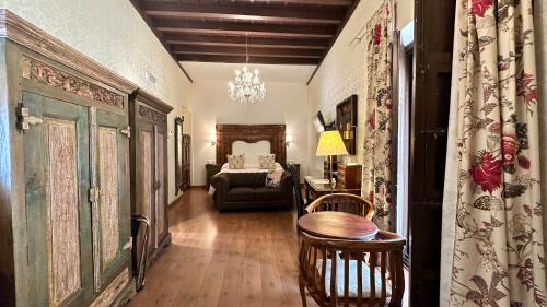 塞维利亚摩尔国王精品酒店的客厅配有床和桌子