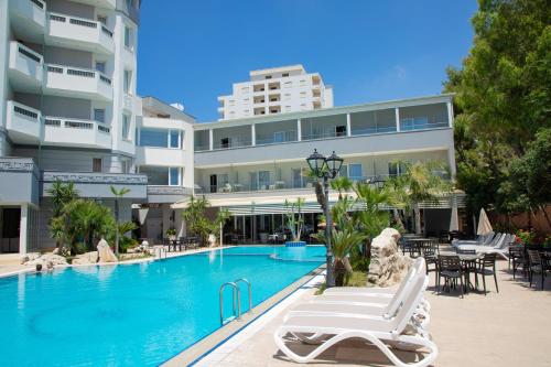 都拉斯迪拉酒店的大楼前设有游泳池的酒店