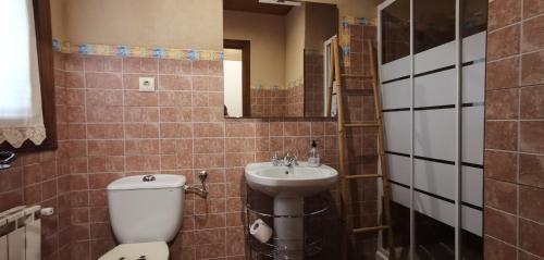 赫尔特Casa Rural Casona de Jerte的一间带卫生间和水槽的浴室