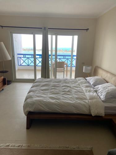 阿莱曼Executive Royal Tower Apartments - Sky Lounge的一间卧室设有一张床,享有海景