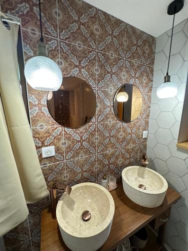 LaburgadeÔ Trois Puits的浴室设有2个水槽和镜子