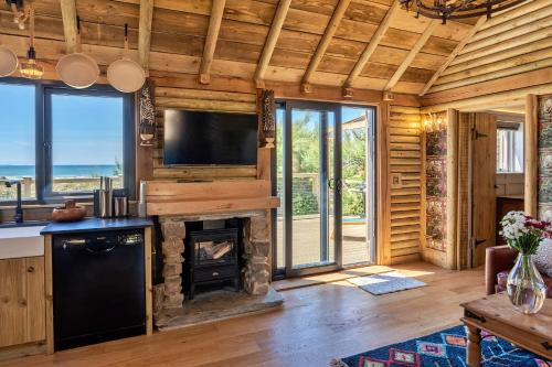 PoundstockFinest Retreats - Driftwood的客厅设有壁炉和电视。