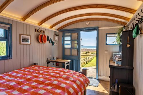 PoundstockFinest Retreats - Driftwood的一间卧室配有一张床,享有海景