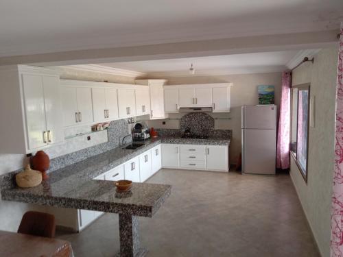 萨菲Ferme de Rayan的厨房配有白色橱柜和台面