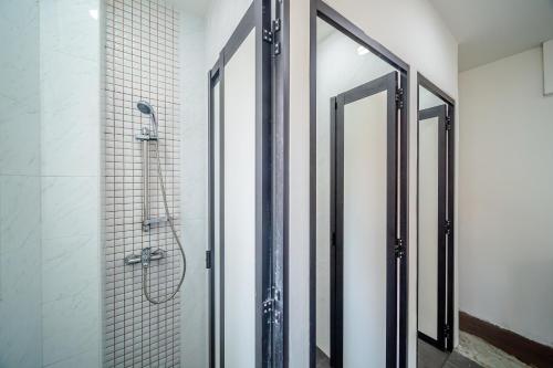 新加坡K Space Inn 14的带淋浴的浴室和玻璃门