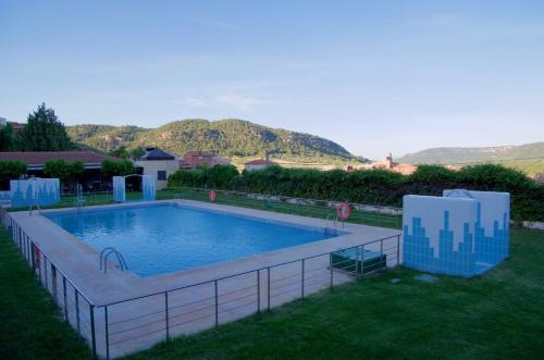 拉法莱斯拉尔奎利亚酒店的游泳池周围设有围栏
